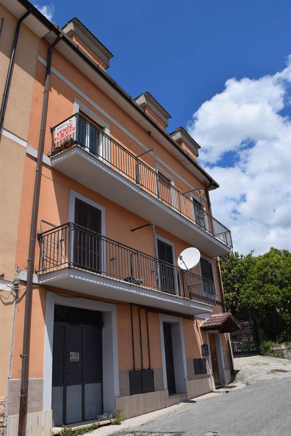 Palazzo / Stabile in vendita a Nerola, 10 locali, prezzo € 185.000 | CambioCasa.it