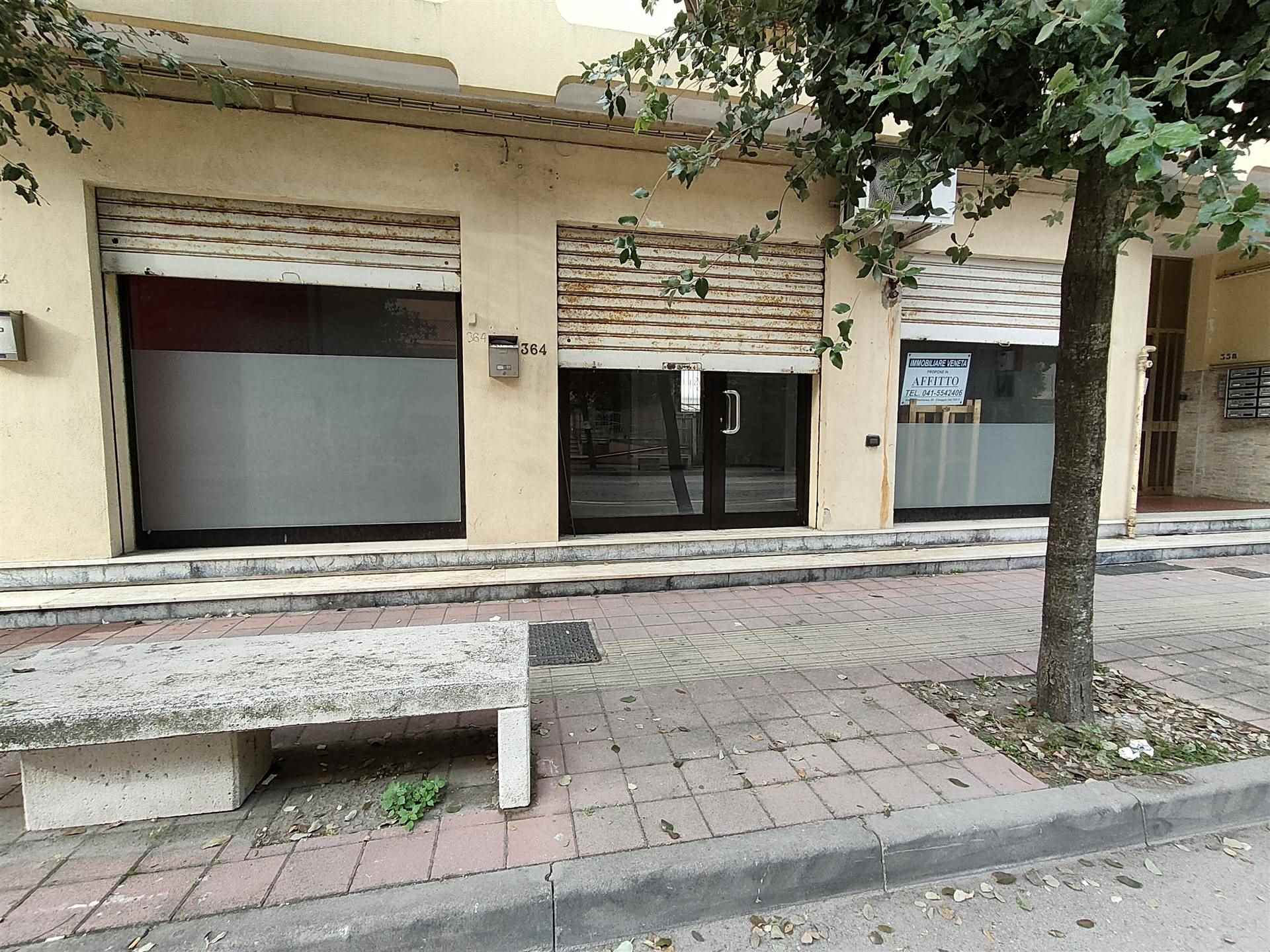 Negozio / Locale in vendita a Chioggia, 3 locali, zona Zona: Sottomarina, prezzo € 100.000 | CambioCasa.it