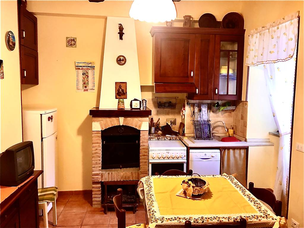 Appartamento in vendita a Tolfa, 3 locali, prezzo € 70.000 | CambioCasa.it