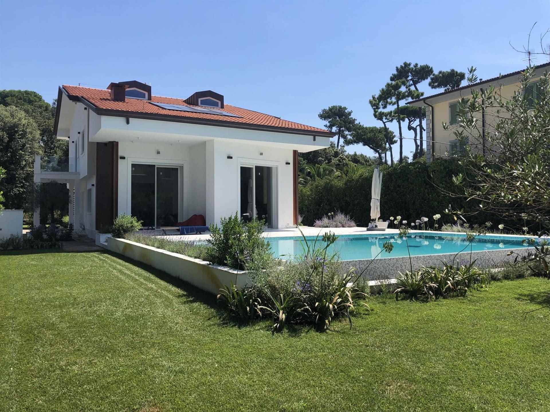 Villa in vendita a Pietrasanta, 13 locali, zona Località: MOTRONE, Trattative riservate | PortaleAgenzieImmobiliari.it
