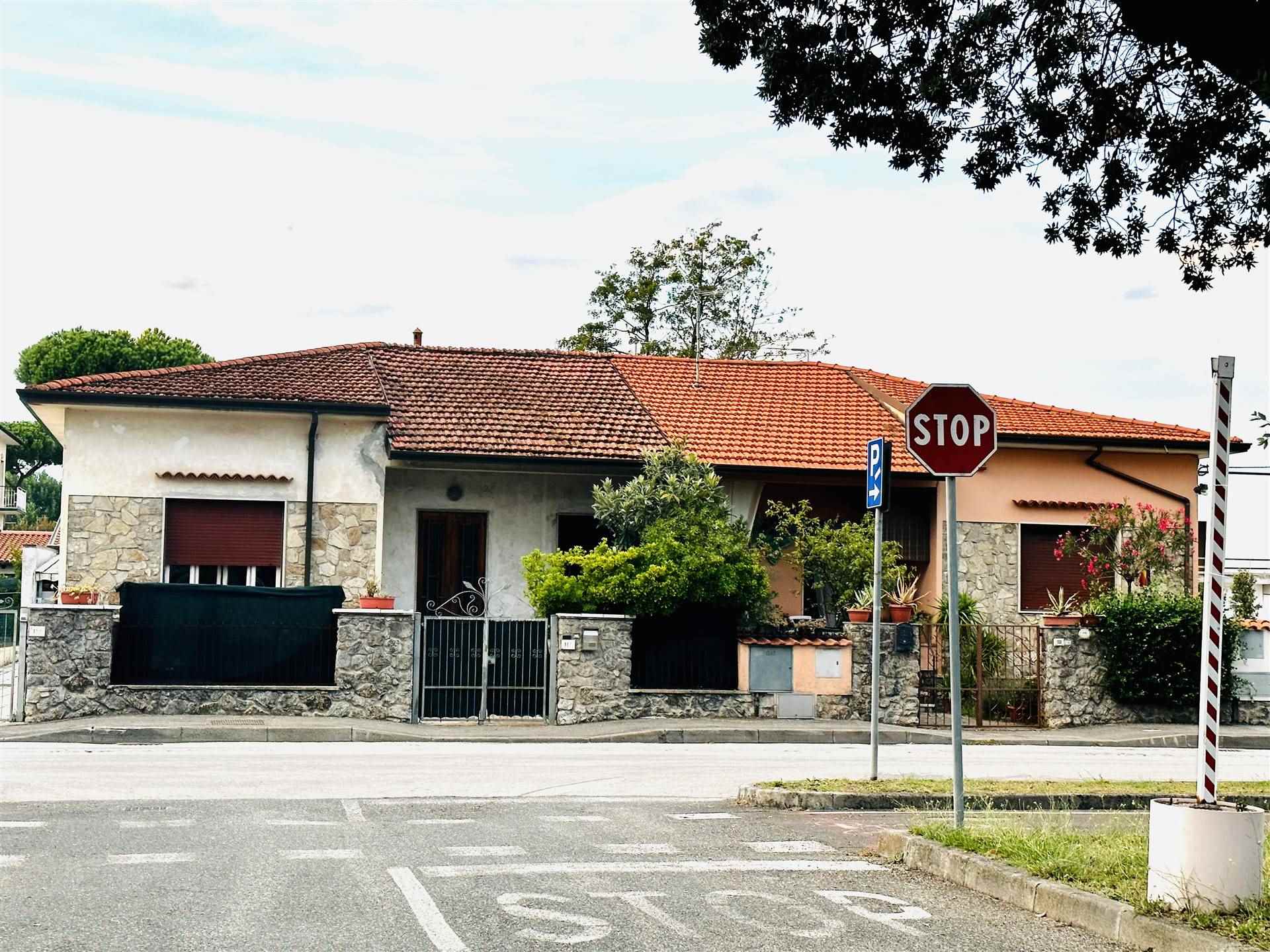 Villa Bifamiliare in Vendita a Camaiore