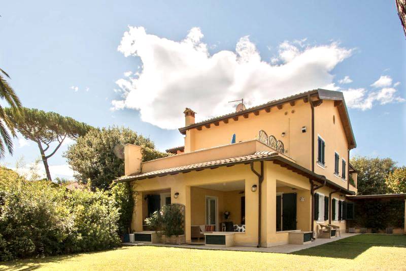 Villa Bifamiliare in affitto a Forte dei Marmi, 8 locali, zona Imperiale, prezzo € 1 | PortaleAgenzieImmobiliari.it