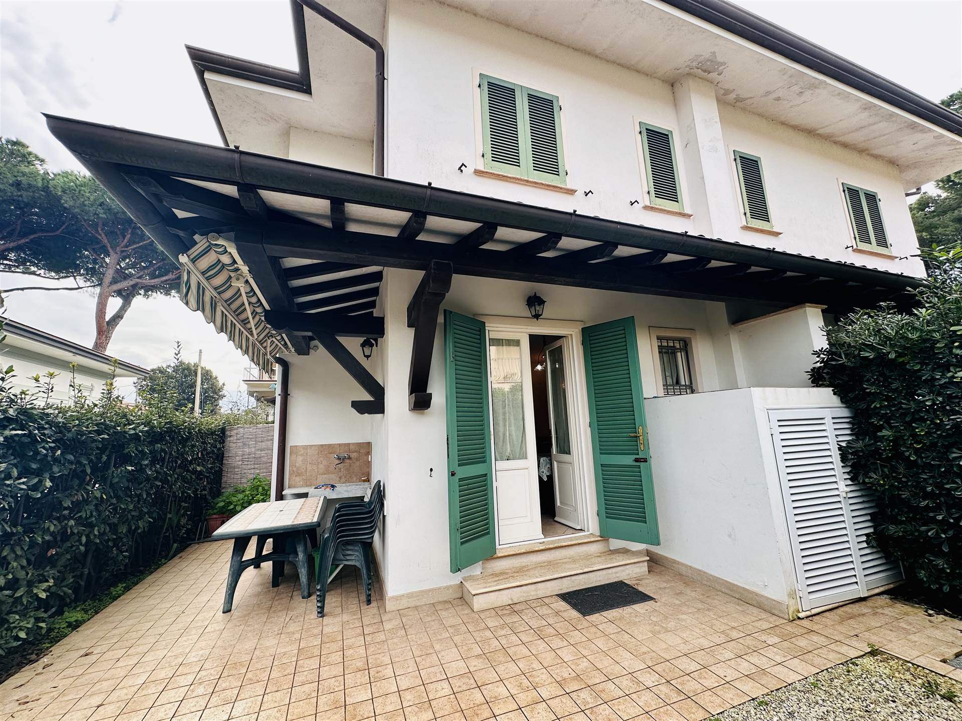 Villa Bifamiliare in vendita a Forte dei Marmi, 10 locali, zona oria Apuana, prezzo € 1.300.000 | PortaleAgenzieImmobiliari.it