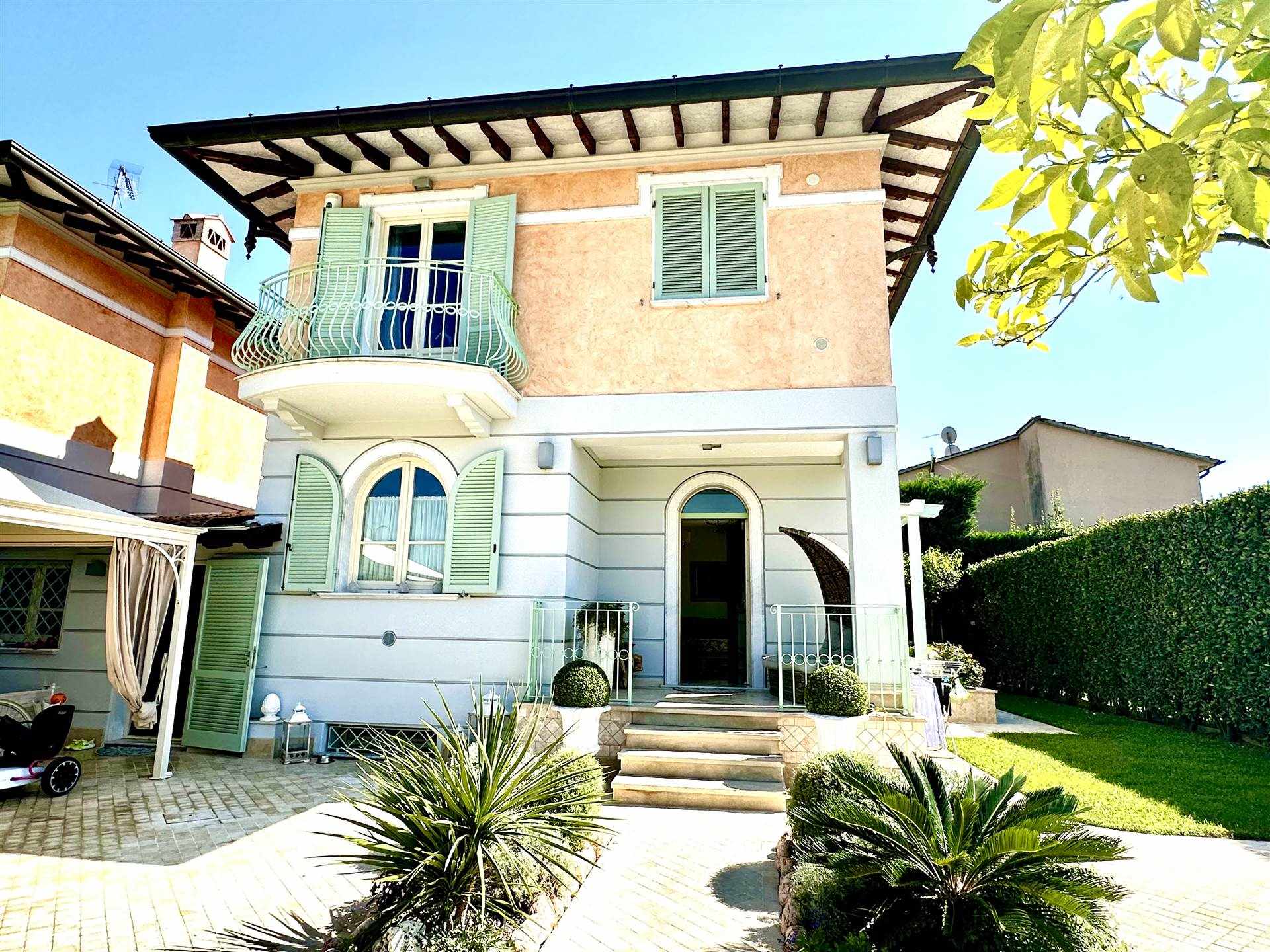 Villa in vendita a Pietrasanta, 8 locali, zona na di Pietrasanta, prezzo € 1.275.000 | PortaleAgenzieImmobiliari.it