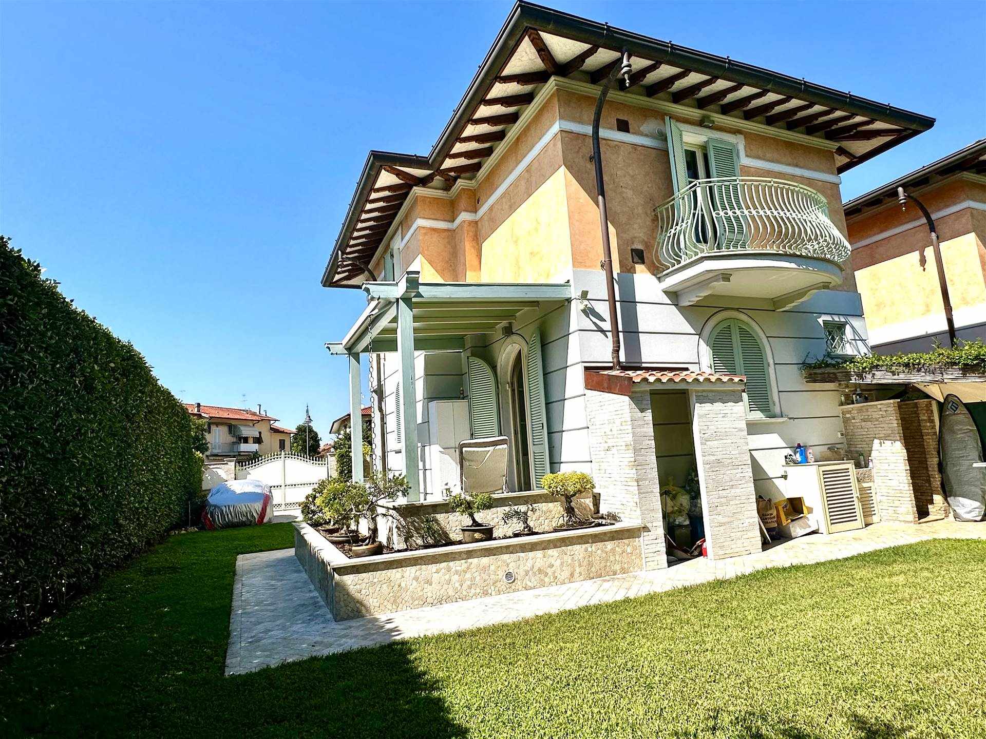 Villa in vendita a Pietrasanta, 8 locali, zona na di Pietrasanta, prezzo € 1.280.000 | PortaleAgenzieImmobiliari.it