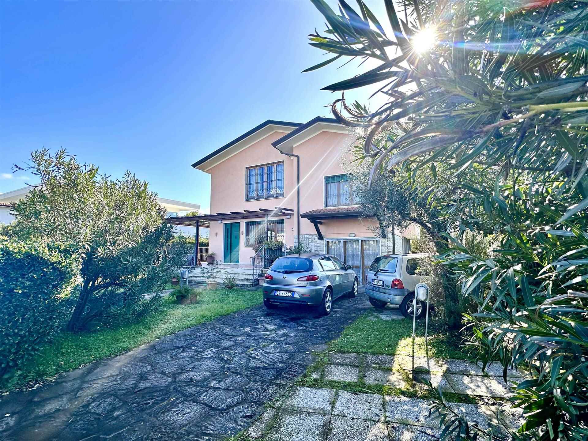 Villa in vendita a Pietrasanta, 8 locali, zona Località: FIUMETTO, prezzo € 890.000 | PortaleAgenzieImmobiliari.it