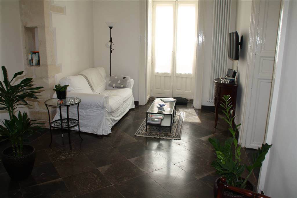 Appartamento in affitto a Ragusa, 5 locali, zona Località: RAGUSA IBLA, prezzo € 700 | CambioCasa.it
