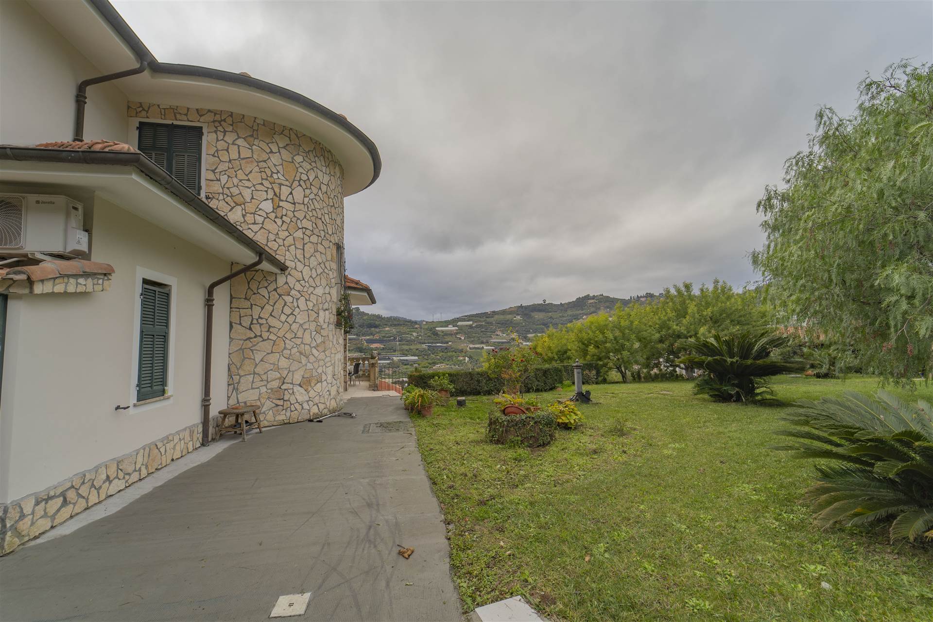 Villa in vendita a Vallecrosia, 5 locali, prezzo € 580.000 | PortaleAgenzieImmobiliari.it