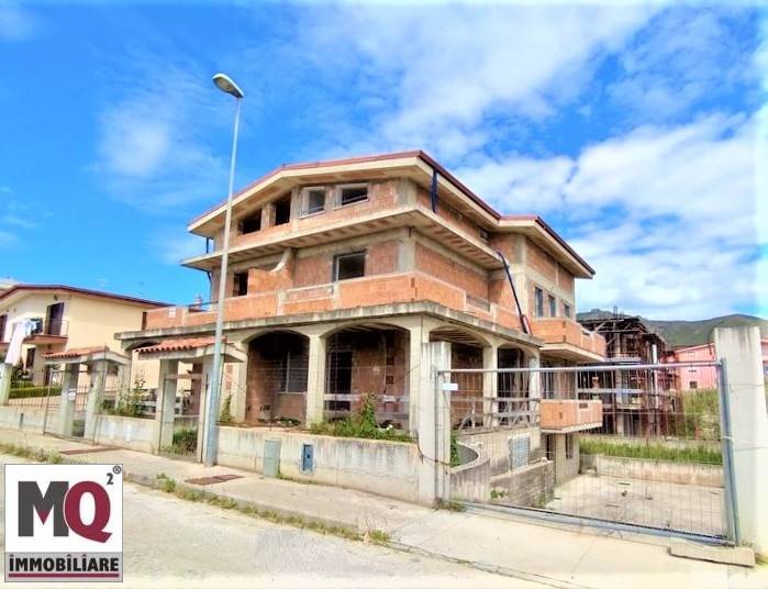Villa Bifamiliare in vendita a Mondragone, 8 locali, Trattative riservate | CambioCasa.it