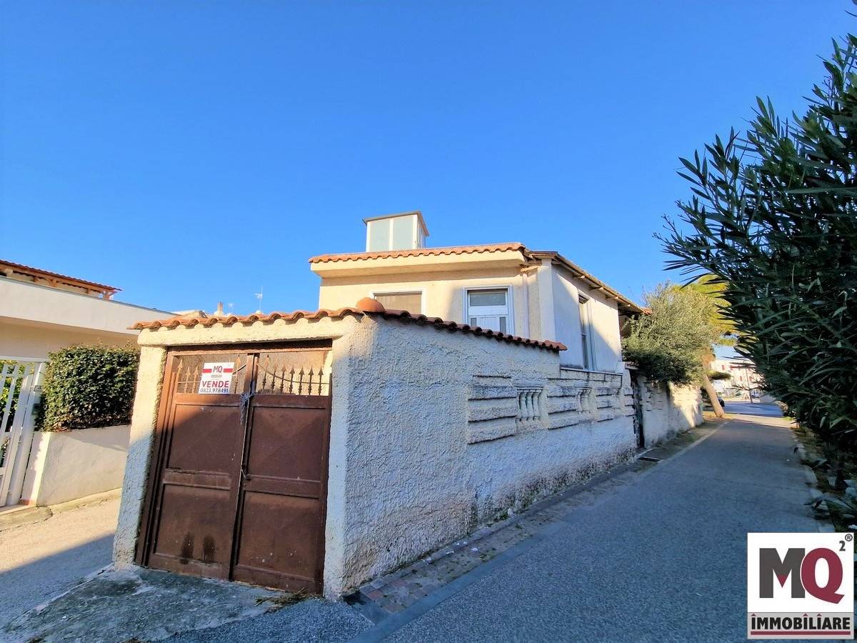 Villa in vendita a Mondragone, 5 locali, prezzo € 120.000 | PortaleAgenzieImmobiliari.it