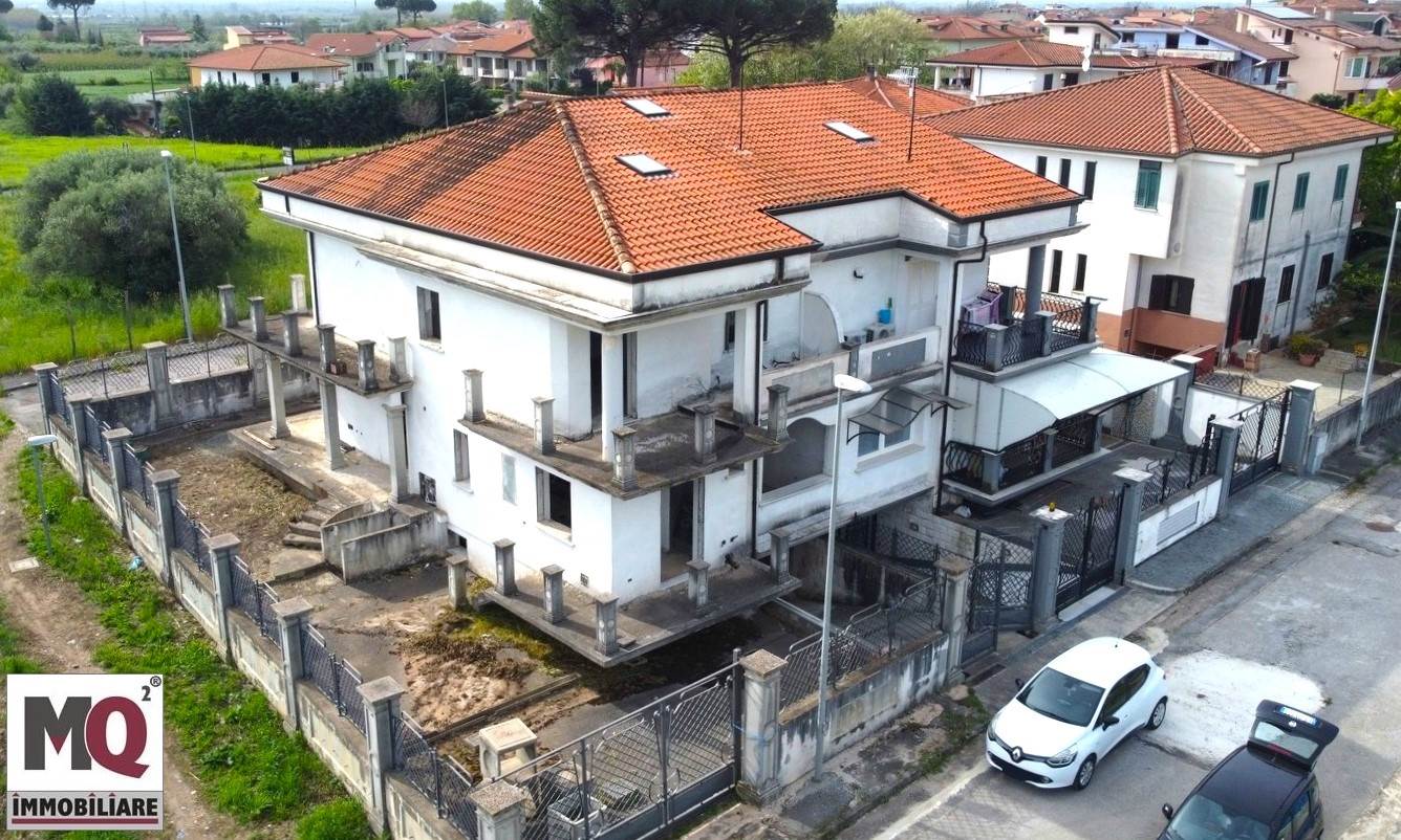 Villa Bifamiliare in vendita a Falciano del Massico, 8 locali, prezzo € 179.000 | PortaleAgenzieImmobiliari.it
