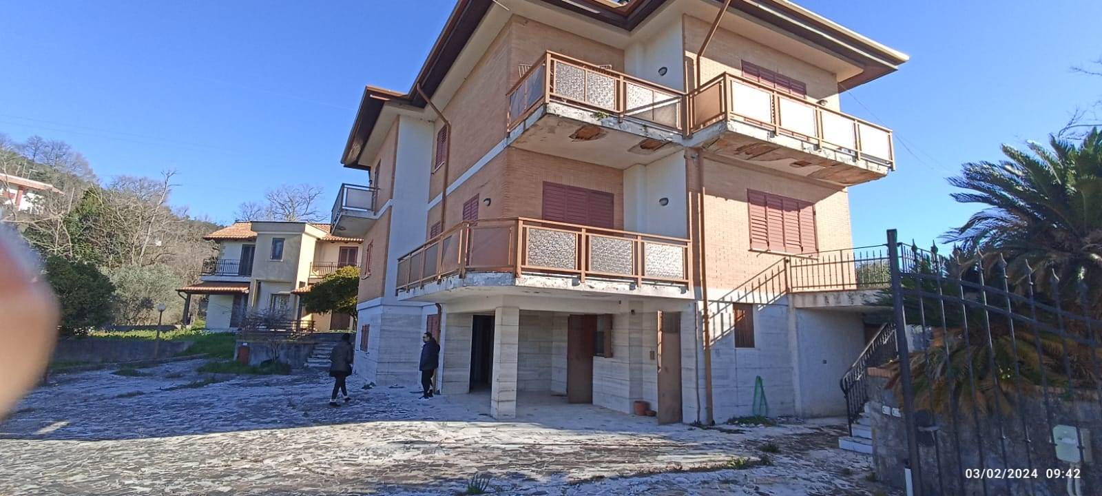Villa in vendita a Montecorvino Pugliano, 8 locali, zona Località: SANTA TECLA, prezzo € 200.000 | PortaleAgenzieImmobiliari.it