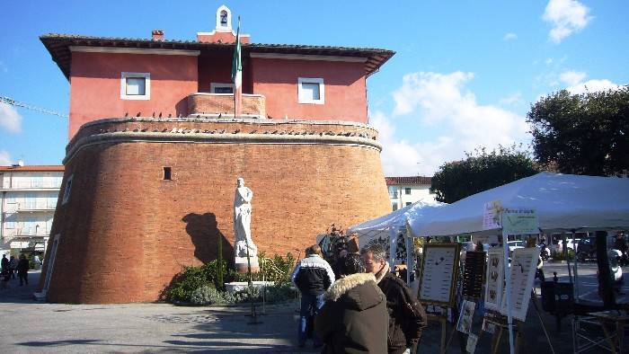 Negozio / Locale in affitto a Forte dei Marmi, 1 locali, zona Zona: Centro, prezzo € 2.700 | CambioCasa.it