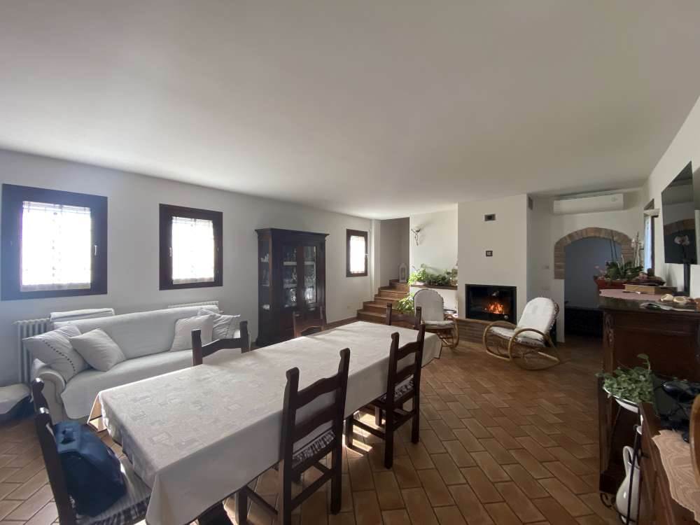 Villa in vendita a San Giacomo delle Segnate, 10 locali, prezzo € 235.000 | PortaleAgenzieImmobiliari.it