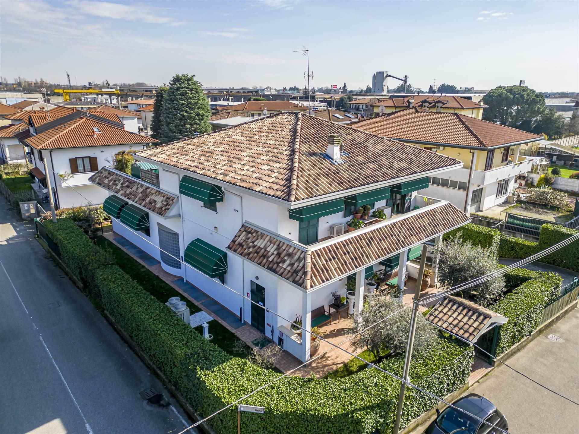 Villa in vendita a Cardano al Campo, 10 locali, prezzo € 1.250.000 | PortaleAgenzieImmobiliari.it