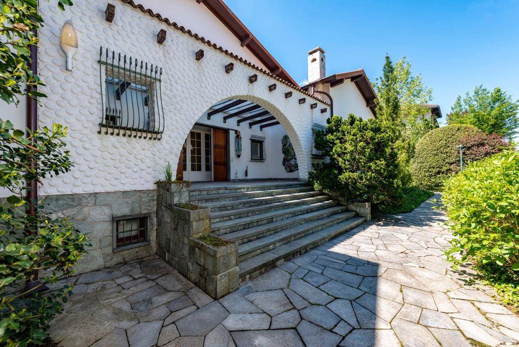 Villa in vendita a Gallarate, 14 locali, zona Località: CENTRO, prezzo € 1.350.000 | PortaleAgenzieImmobiliari.it