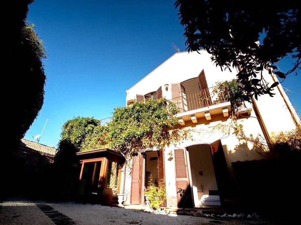 Villa in vendita a San Giovanni la Punta, 8 locali, prezzo € 420.000 | PortaleAgenzieImmobiliari.it
