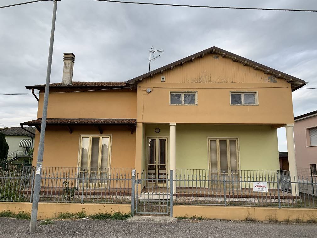 Villa in vendita a Serravalle a Po, 4 locali, zona Zona: Libiola, prezzo € 85.000 | CambioCasa.it