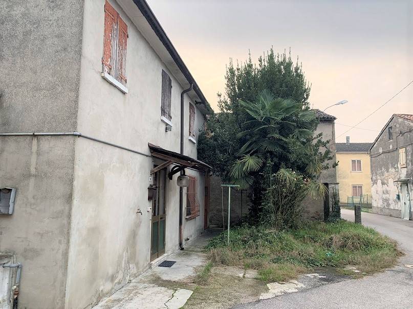Soluzione Semindipendente in vendita a Serravalle a Po, 4 locali, zona Zona: Libiola, prezzo € 39.500 | CambioCasa.it