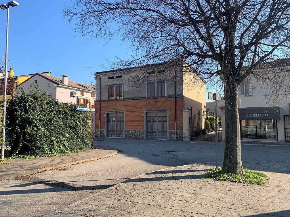 Palazzo / Stabile in vendita a Castel d'Ario, 9 locali, zona Zona: Centro Urbano, prezzo € 119.000 | CambioCasa.it