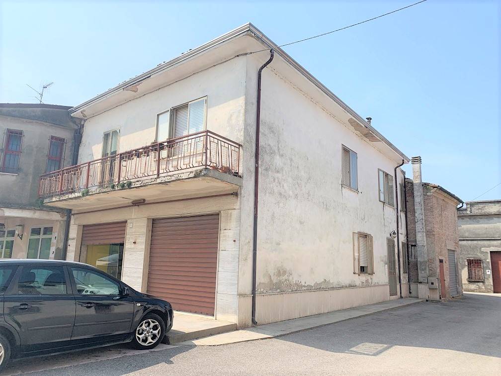 Palazzo / Stabile in vendita a Serravalle a Po, 10 locali, zona ola, prezzo € 45.000 | PortaleAgenzieImmobiliari.it