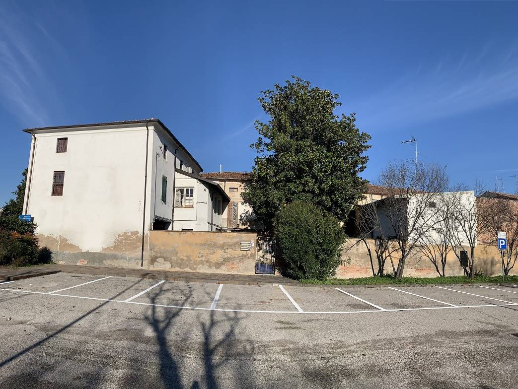 Palazzo / Stabile in vendita a Castel d'Ario, 12 locali, zona Zona: Centro Urbano, prezzo € 120.000 | CambioCasa.it