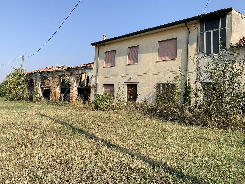 Rustico / Casale in vendita a Castel d'Ario, 8 locali, zona Zona: Centro Urbano, prezzo € 160.000 | CambioCasa.it