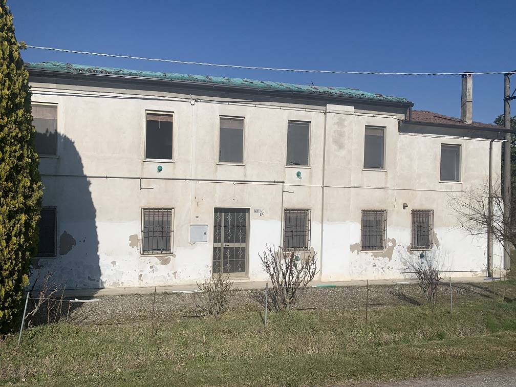 Rustico / Casale in vendita a Roncoferraro, 9 locali, zona rnolo, prezzo € 65.000 | PortaleAgenzieImmobiliari.it