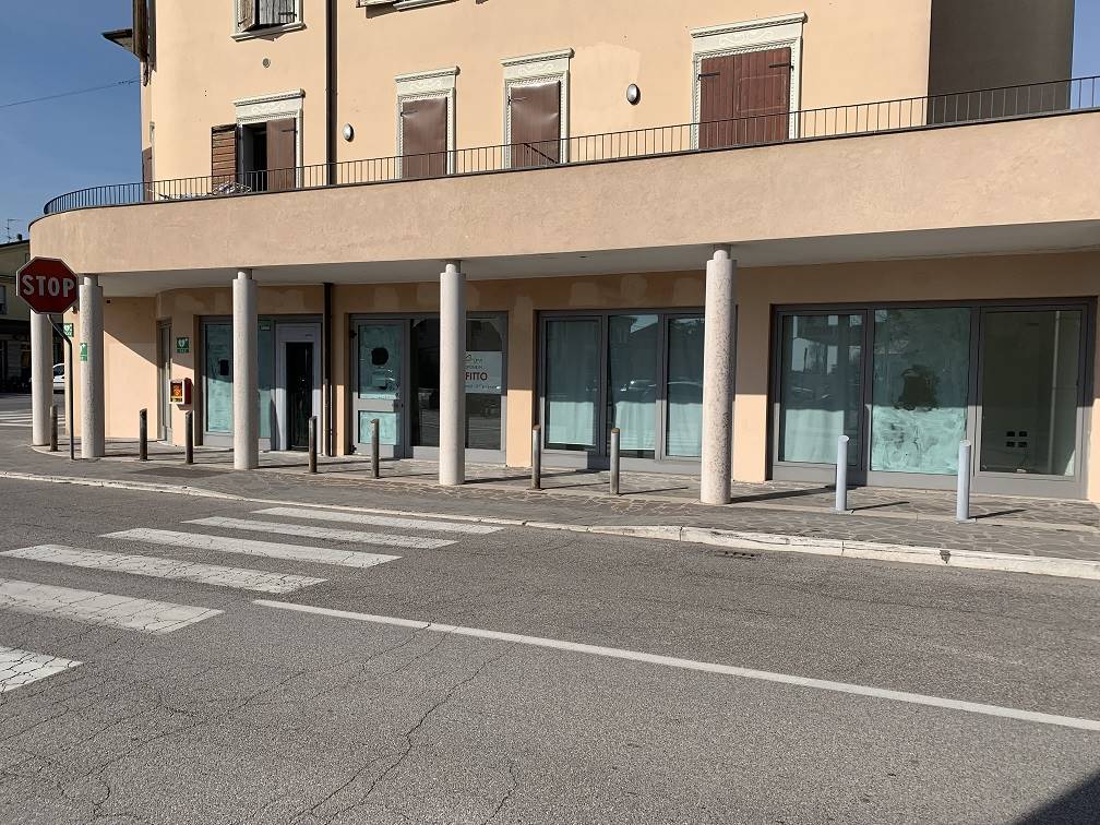Negozio / Locale in vendita a Castel d'Ario, 8 locali, zona Zona: Centro Urbano, prezzo € 150.000 | CambioCasa.it