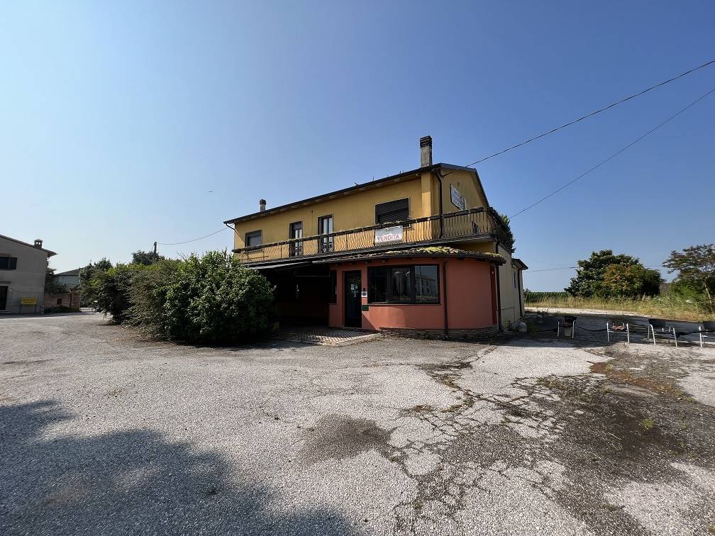 Ristorante / Pizzeria / Trattoria in vendita a Castel d'Ario, 14 locali, zona Zona: Susano, prezzo € 180.000 | CambioCasa.it