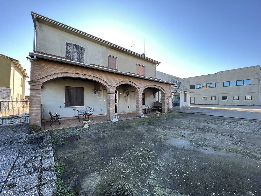 Villa in vendita a Serravalle a Po, 8 locali, zona Zona: Libiola, Trattative riservate | CambioCasa.it