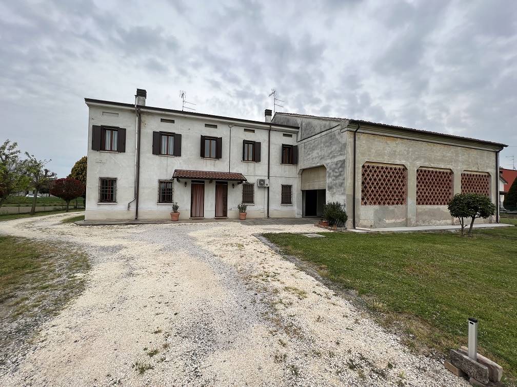Villa in vendita a Serravalle a Po, 10 locali, zona Zona: Libiola, prezzo € 125.000 | CambioCasa.it