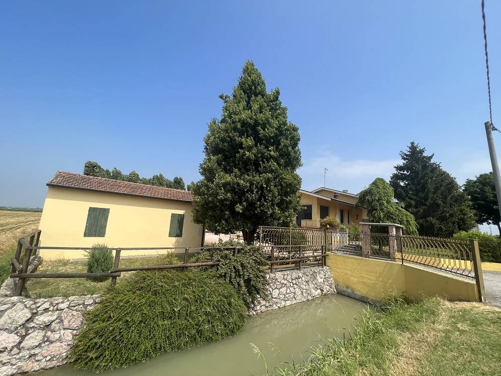 Villa in vendita a Castel d'Ario, 8 locali, prezzo € 280.000 | PortaleAgenzieImmobiliari.it