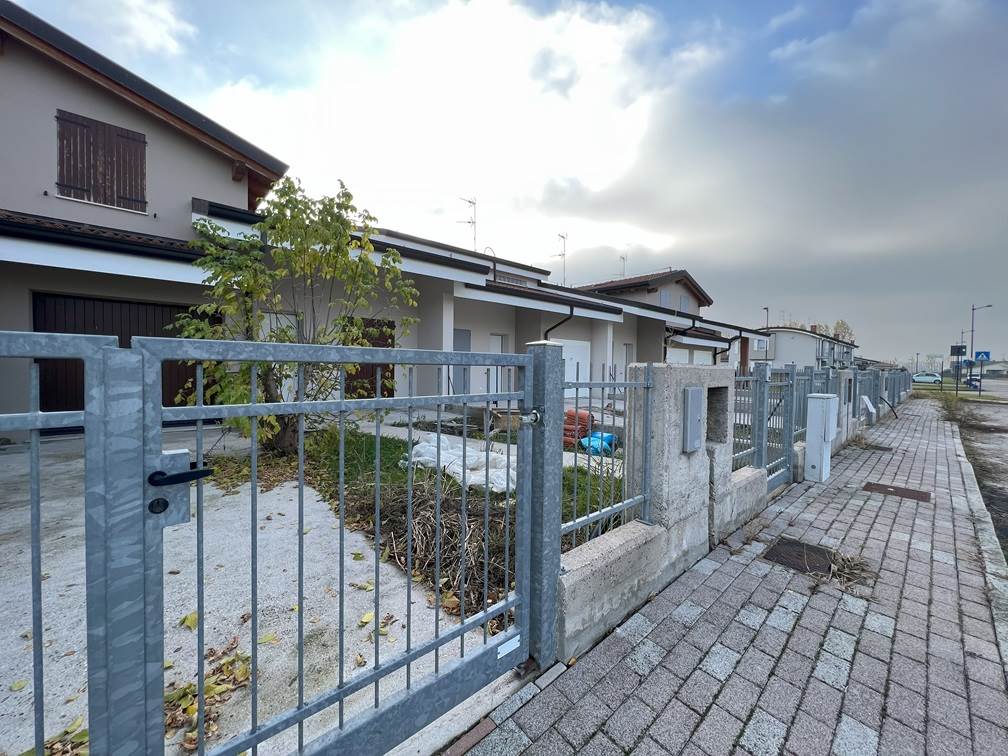 Villa a Schiera in vendita a Roncoferraro, 5 locali, prezzo € 198.000 | PortaleAgenzieImmobiliari.it
