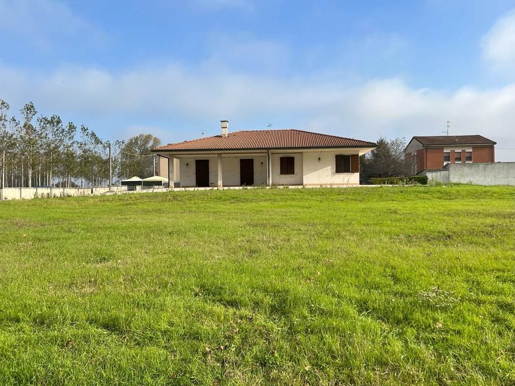 Villa in vendita a Roncoferraro, 5 locali, zona asso, prezzo € 260.000 | PortaleAgenzieImmobiliari.it