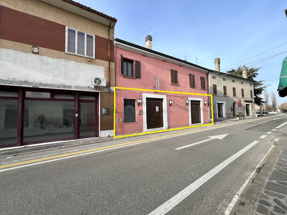 Negozio / Locale in vendita a Castel d'Ario - Zona: Centro Urbano