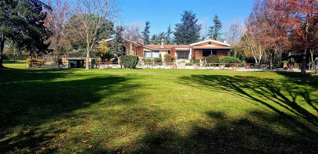 Villa in vendita a Campagnano di Roma, 5 locali, prezzo € 620.000 | CambioCasa.it