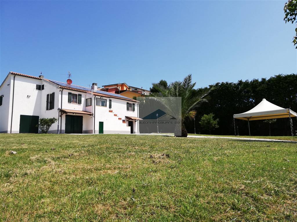 Villa in vendita a Recanati, 5 locali, zona Località: BAGNOLO, prezzo € 415.000 | PortaleAgenzieImmobiliari.it