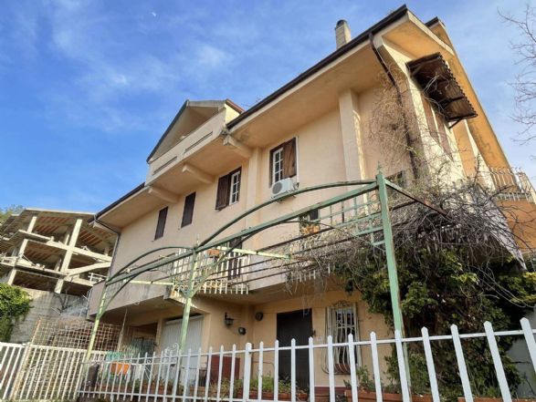 Villa in vendita a Mendicino, 10 locali, zona lille, prezzo € 190.000 | PortaleAgenzieImmobiliari.it