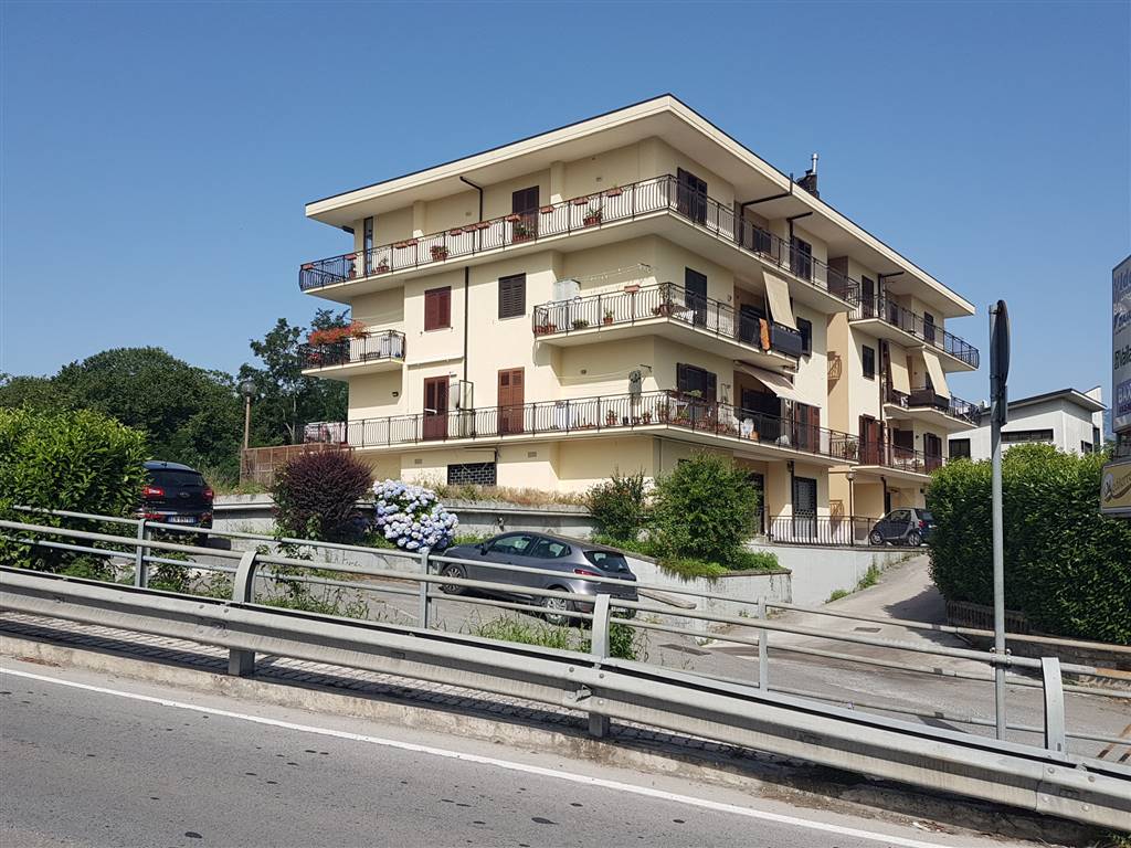 Negozio / Locale in affitto a Atripalda, 2 locali, prezzo € 1.500 | CambioCasa.it
