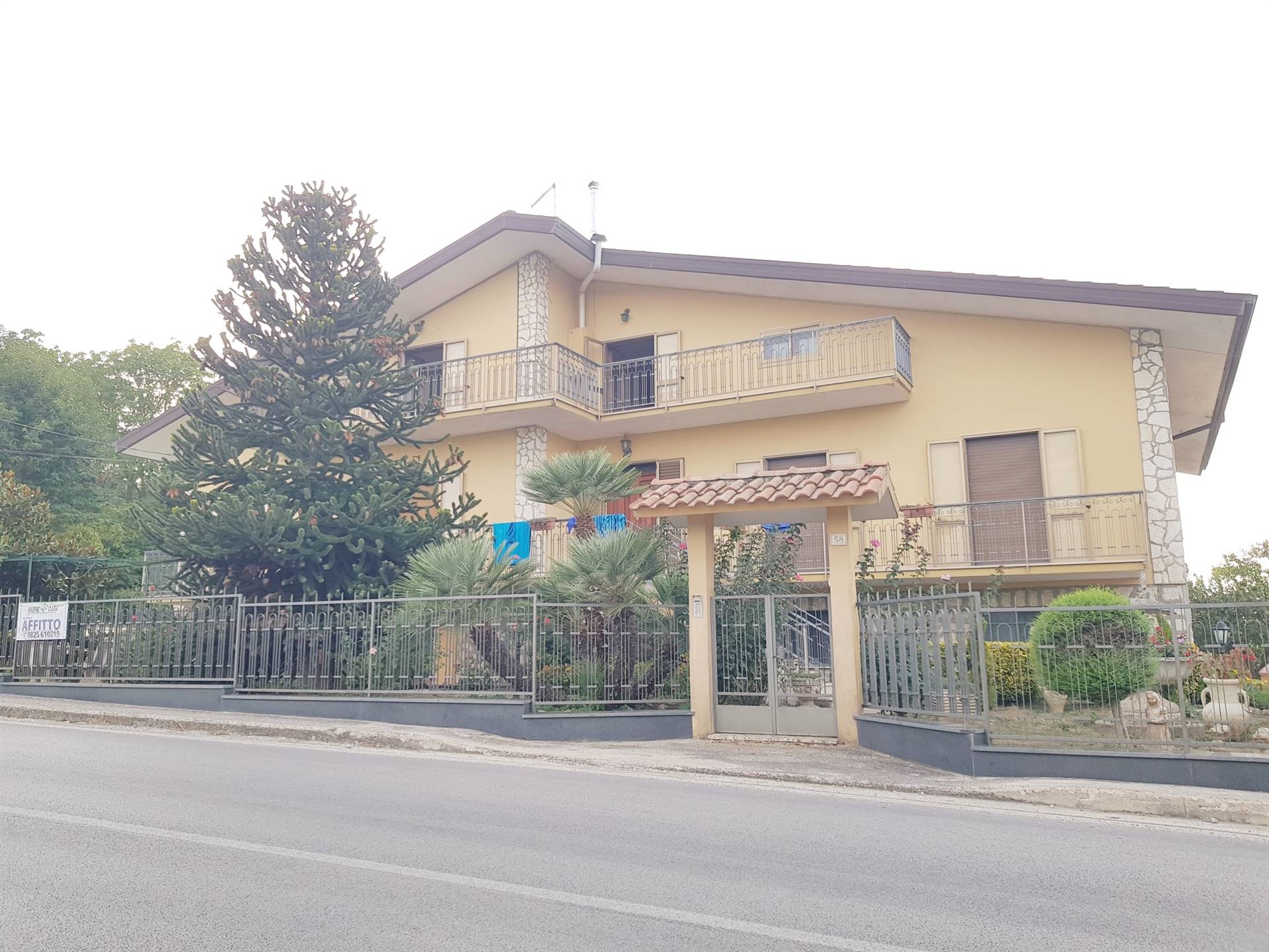 Appartamento in affitto a Montefalcione, 4 locali, zona Zona: Castelrotto, prezzo € 250 | CambioCasa.it
