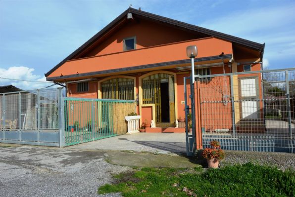 Villa in vendita a Pontecagnano Faiano, 8 locali, zona Località: MAGAZZENO, prezzo € 200.000 | PortaleAgenzieImmobiliari.it