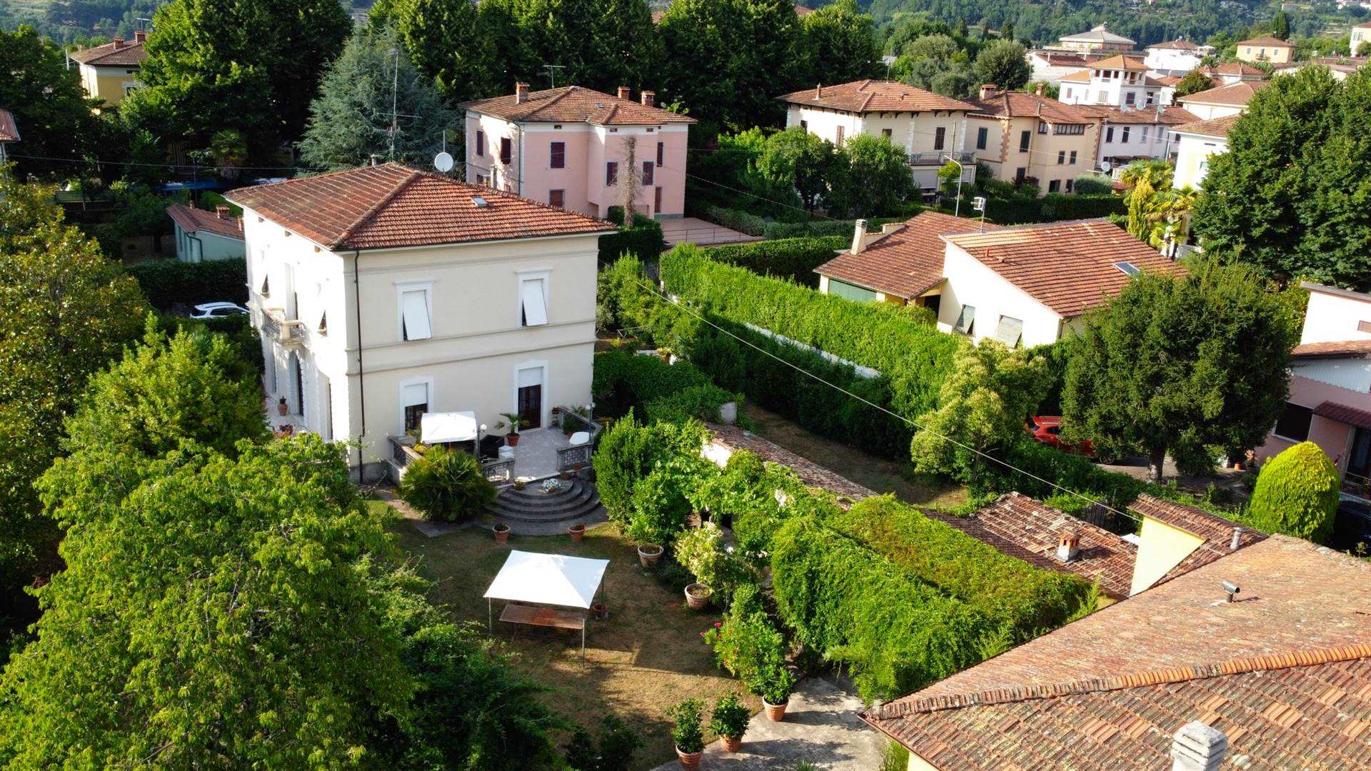 Villa in vendita a Barga, 8 locali, prezzo € 760.000 | CambioCasa.it