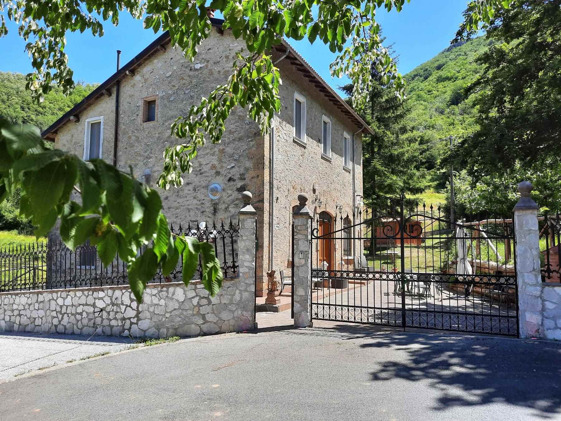 Rustico / Casale in vendita a Molazzana, 9 locali, prezzo € 250.000 | PortaleAgenzieImmobiliari.it
