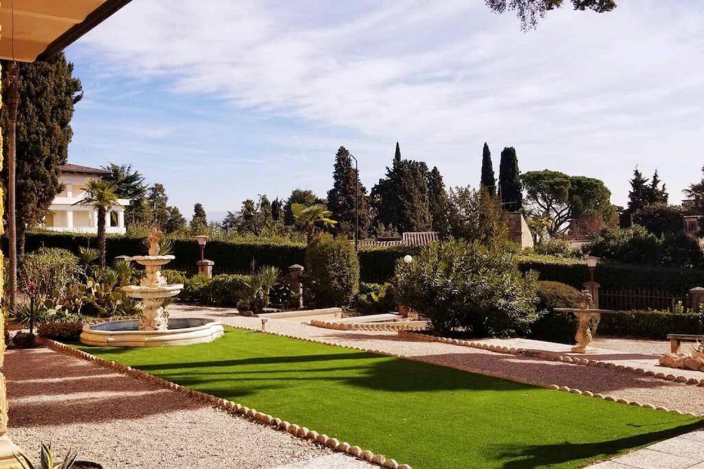 Villa Bifamiliare in Vendita a Gardone Riviera