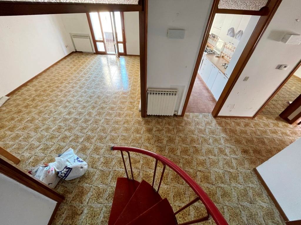 Appartamento in vendita a Chioggia, 7 locali, zona Località: CHIOGGIA CENTRO, prezzo € 190.000 | PortaleAgenzieImmobiliari.it