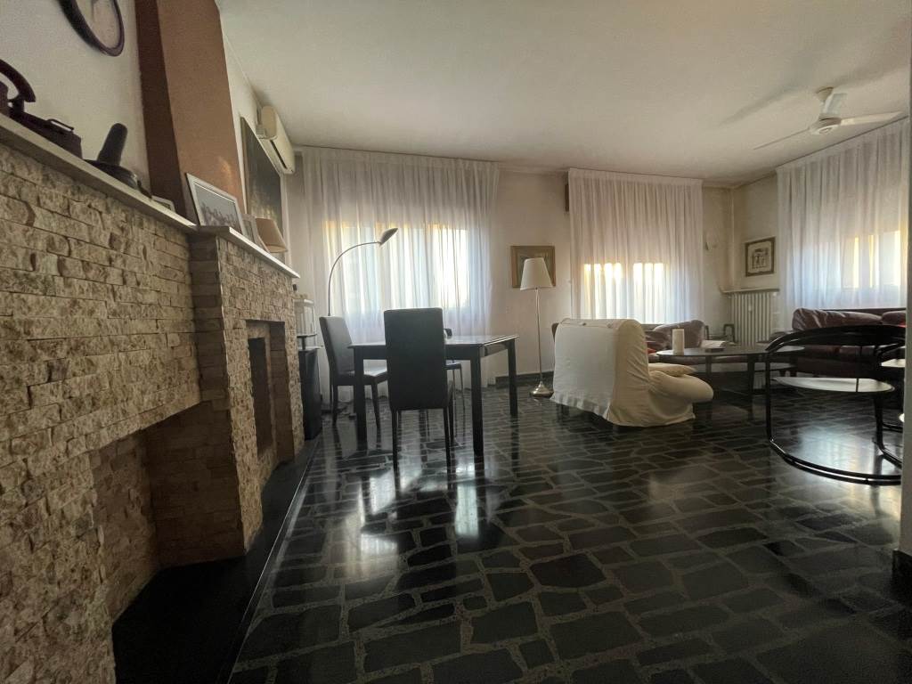 Appartamento in vendita a Chioggia, 10 locali, zona Località: SOTTOMARINA CENTRO, prezzo € 420.000 | PortaleAgenzieImmobiliari.it