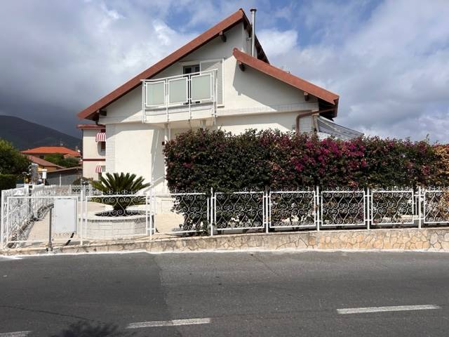 Villa in vendita a Ceriale, 5 locali, prezzo € 575.000 | PortaleAgenzieImmobiliari.it