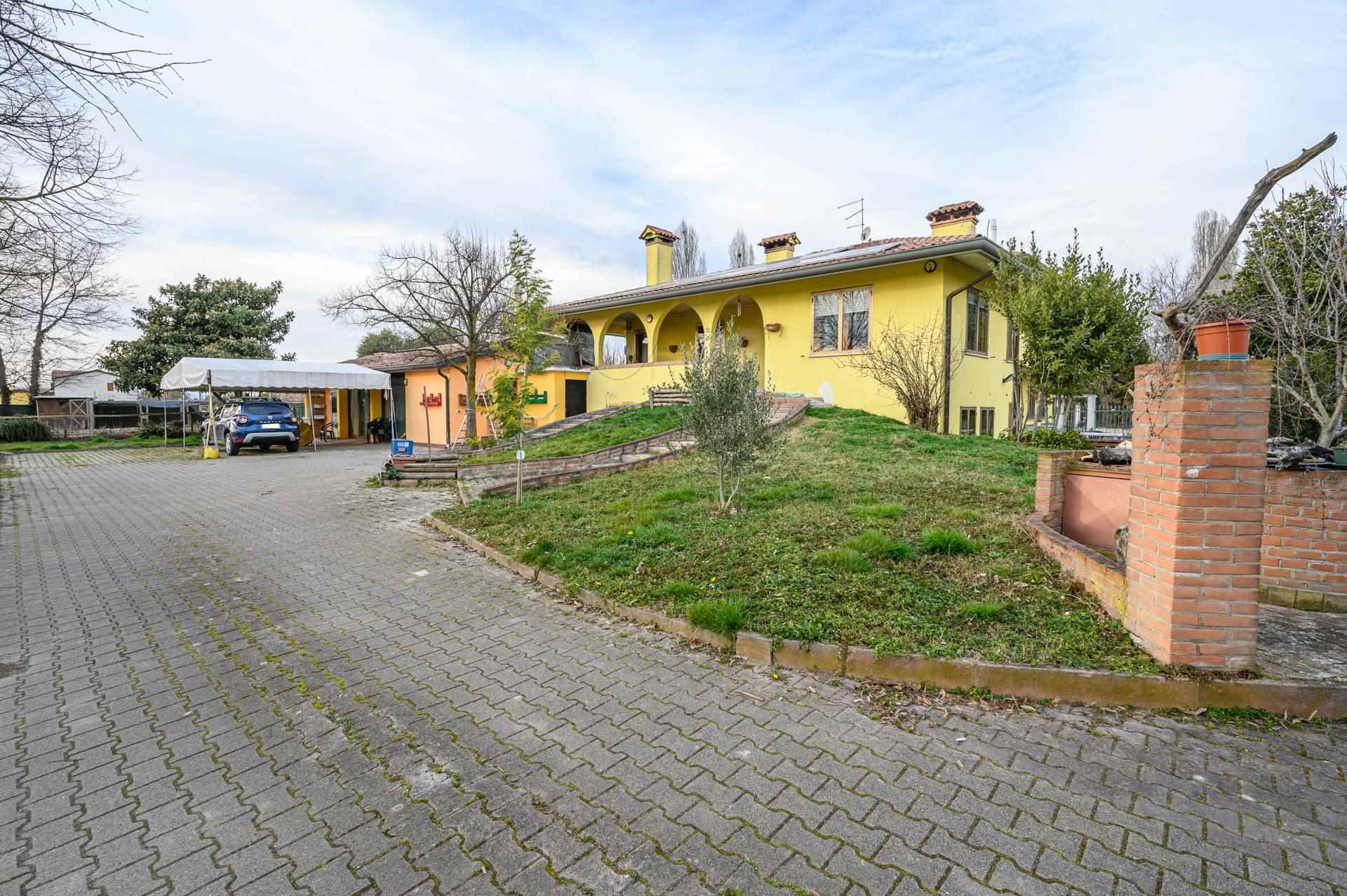 Villa in vendita a Due Carrare, 8 locali, zona Località: CORNEGLIANA, prezzo € 359.000 | CambioCasa.it