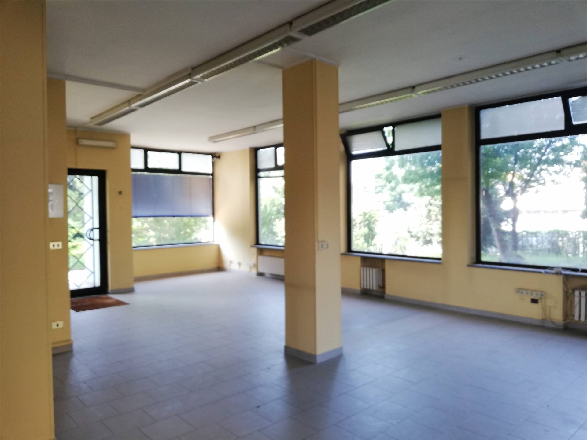 Ufficio / Studio in vendita a Chivasso, 6 locali, prezzo € 350.000 | CambioCasa.it